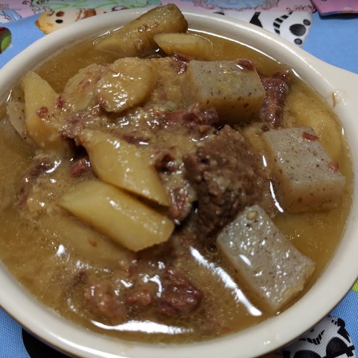 圧力鍋でとろけるほど柔らかい牛すじとごぼうの味噌煮